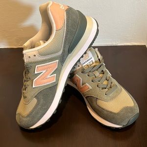NWOT New Balance 574 Size 7 Green and Peach
